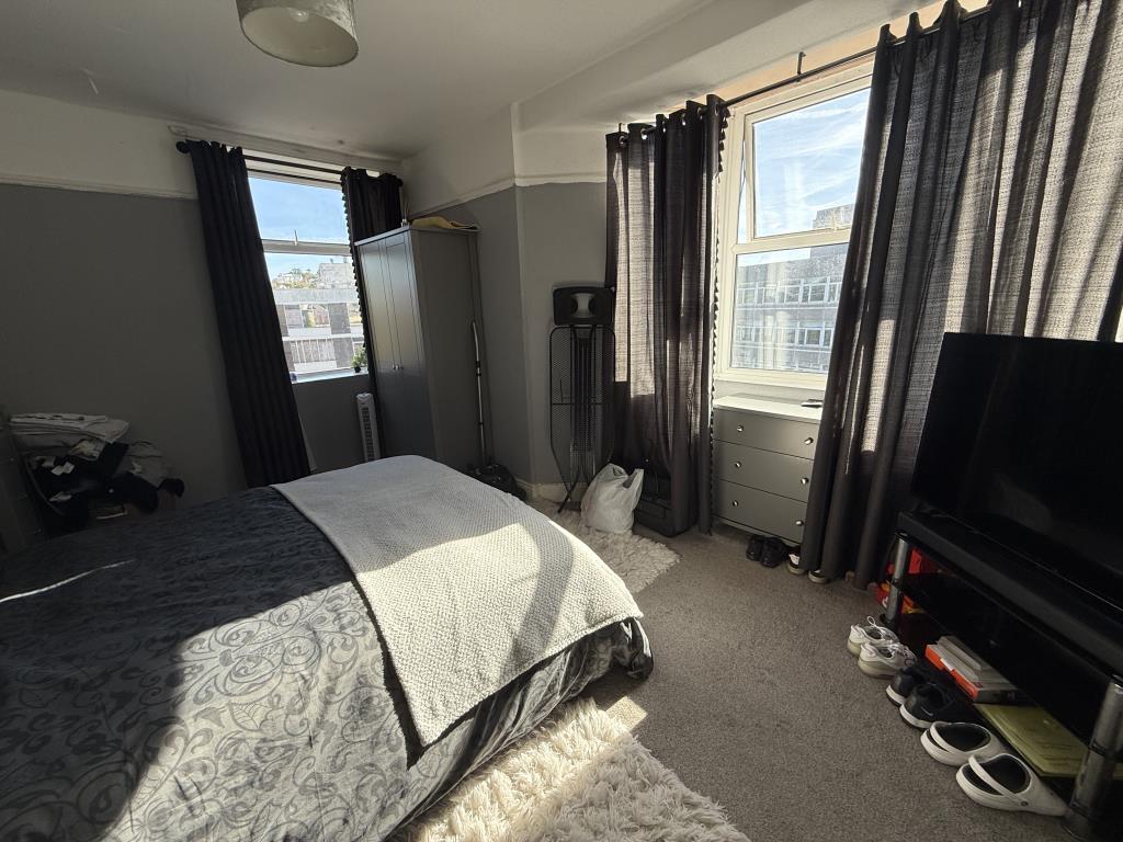 Lot: 171 - RESIDENTIAL INVESTMENT WITH FURTHER POTENTIAL - Flat 2 bedroom